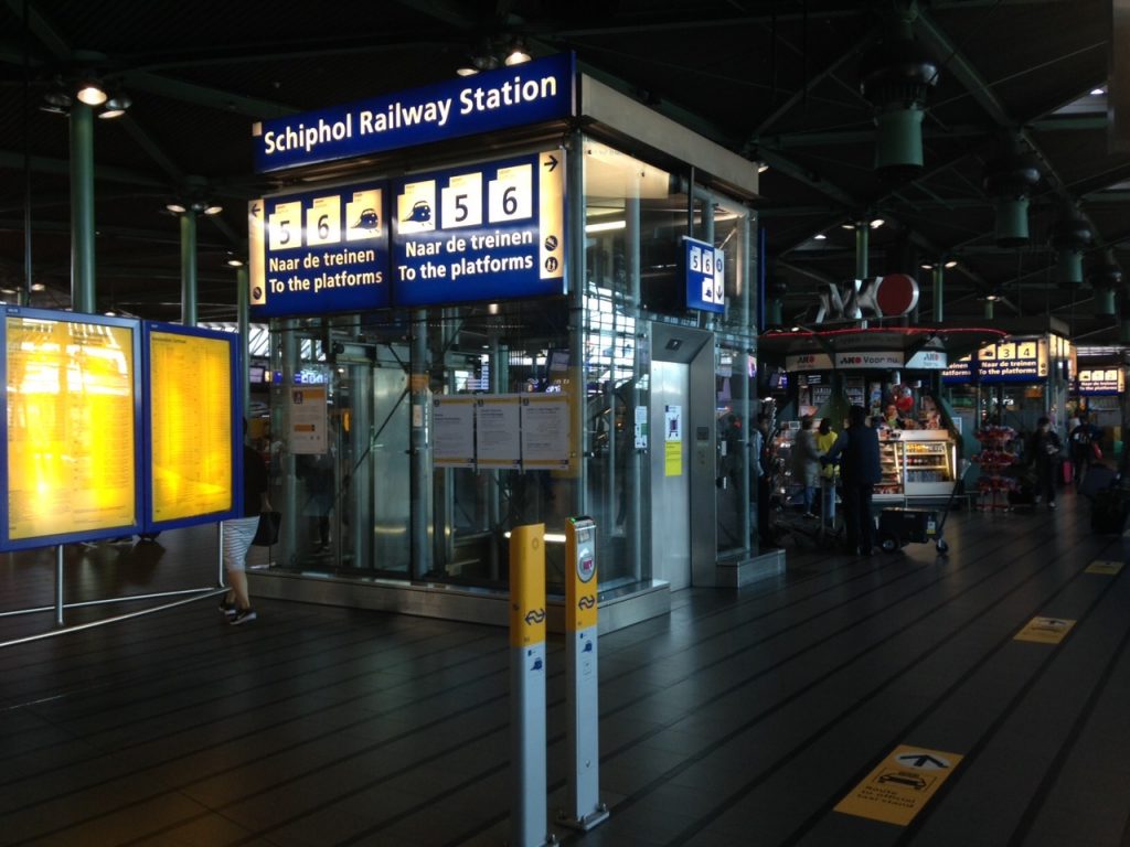 Как добраться из аэропорта до центра Амстердама на поезде?
