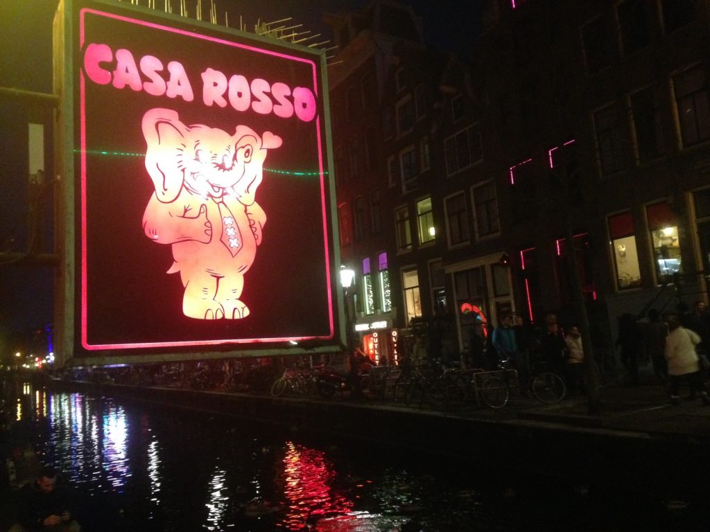Секс-театр Casa Rosso в квартале красных фонарей в Амстердаме