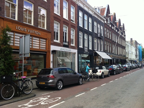 Шопинговая улица PC Hooftstraat в Амстердаме