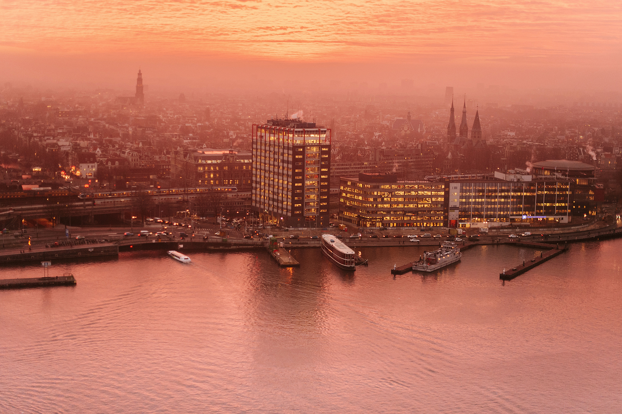 Панорамный вид на Амстердам со смотровой площадки A'DAM Lookout