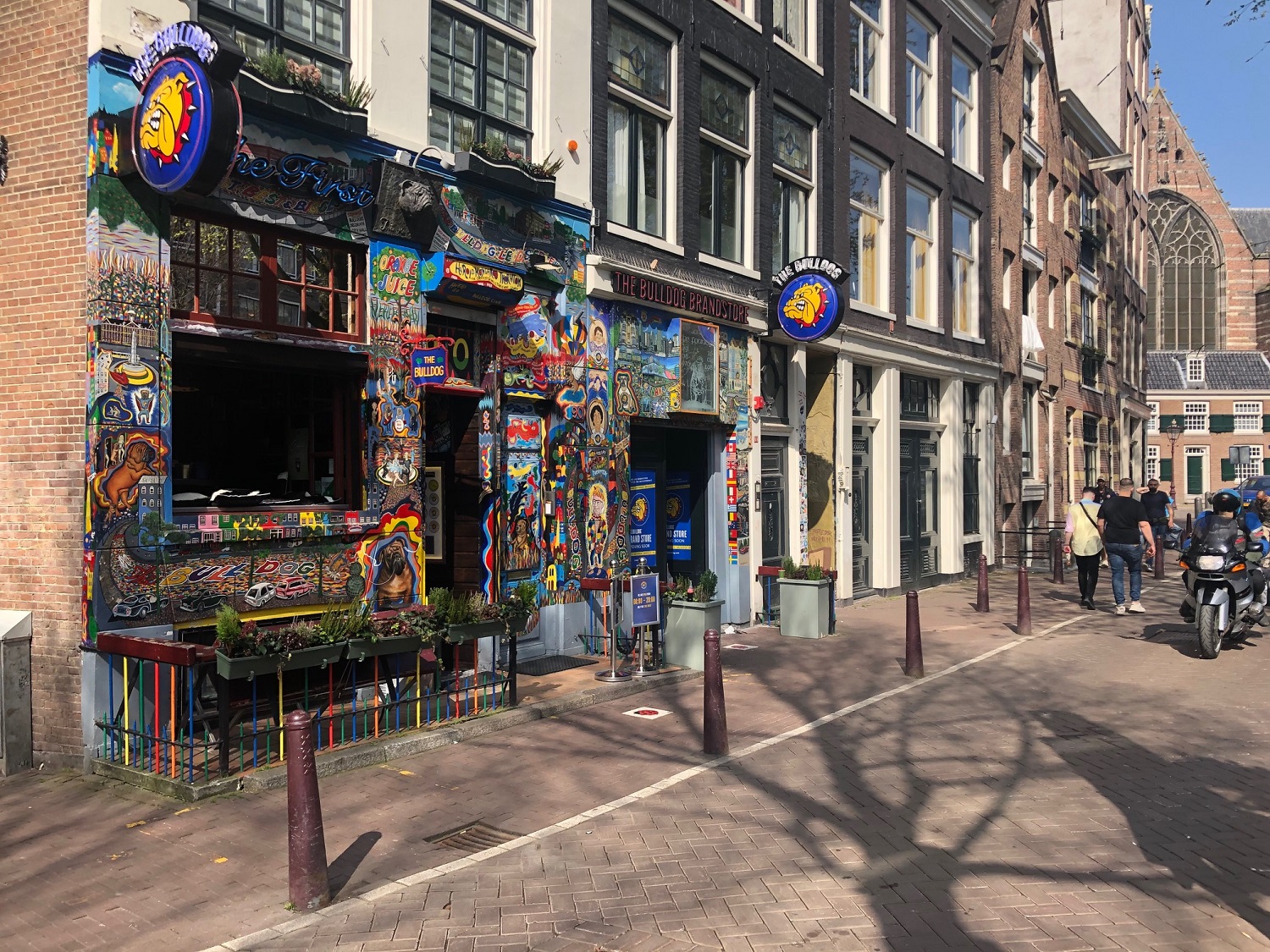 Кофешоп The Bulldog в квартале красных фонарей Амстердама
