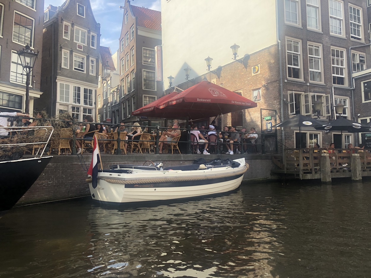 Чем заняться в квартале красных фонарей в Амстердаме