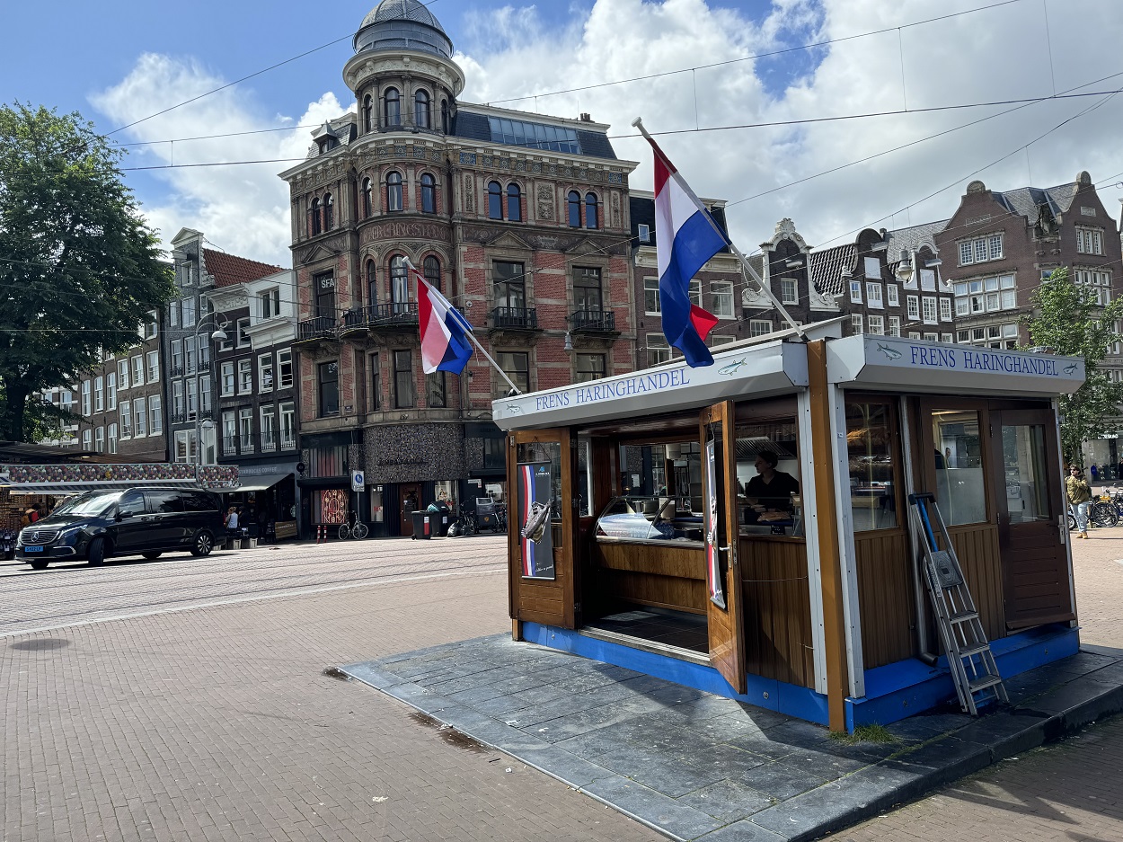 Киоски с селедкой в Амстердаме