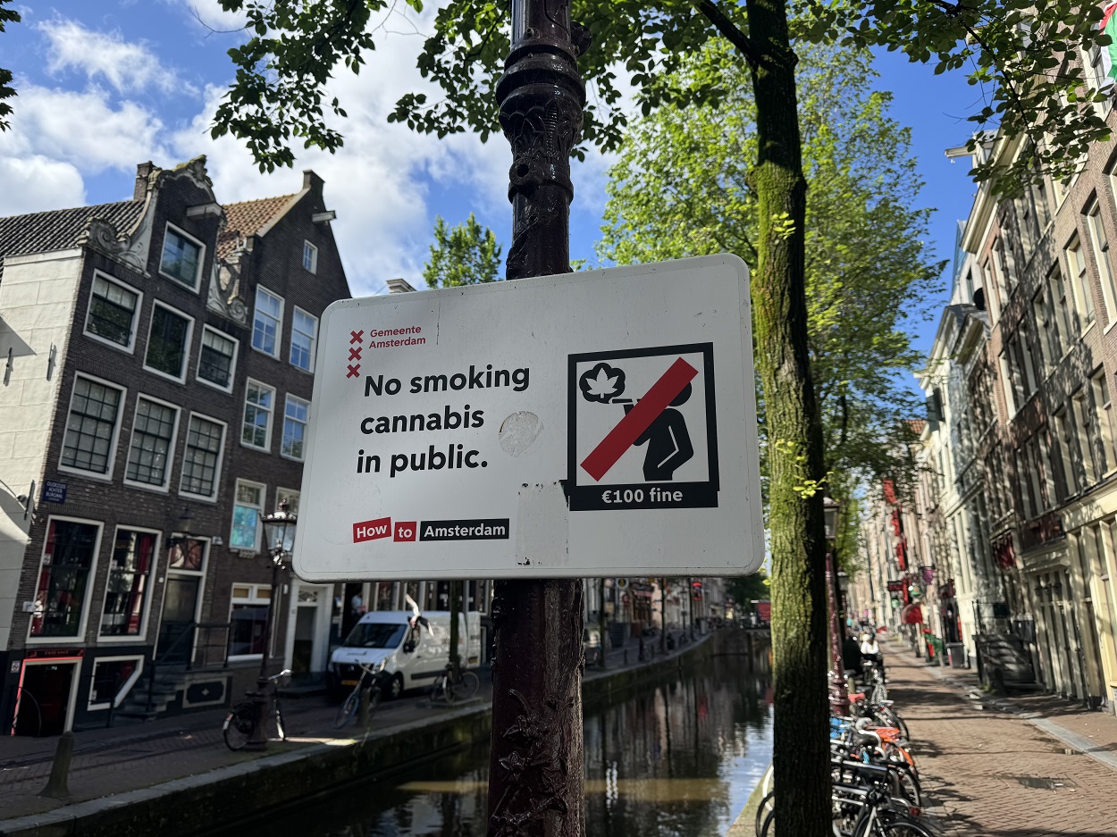 Штраф за курение марихуаны в Амстердаме