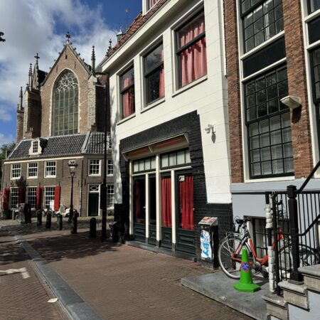 Где находится квартал красных фонарей в Амстердаме