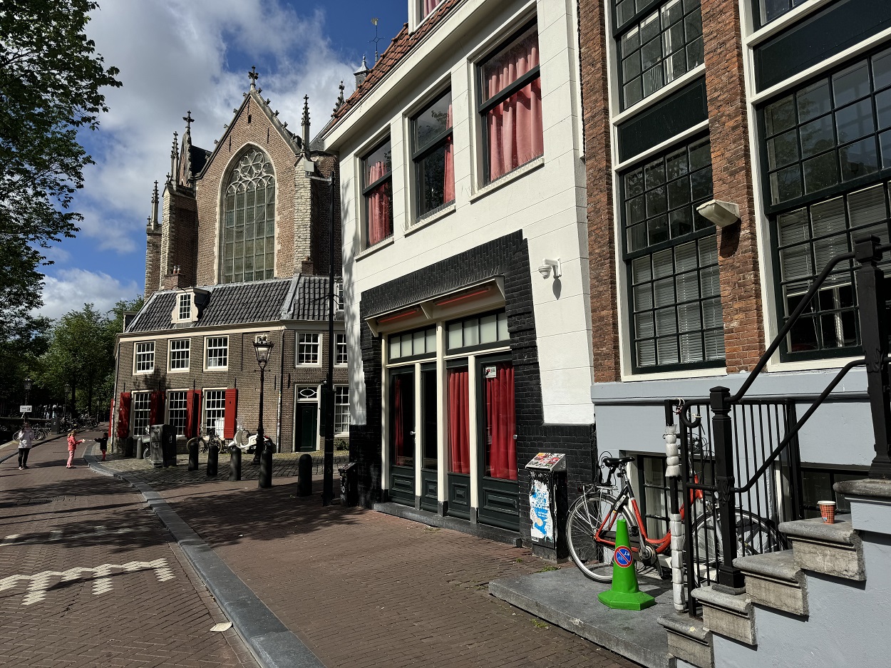 Где находится квартал красных фонарей в Амстердаме