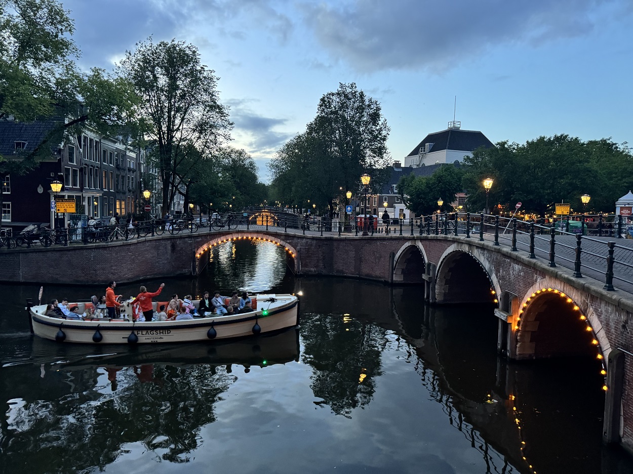 Вечерние круизы по каналам Амстердама