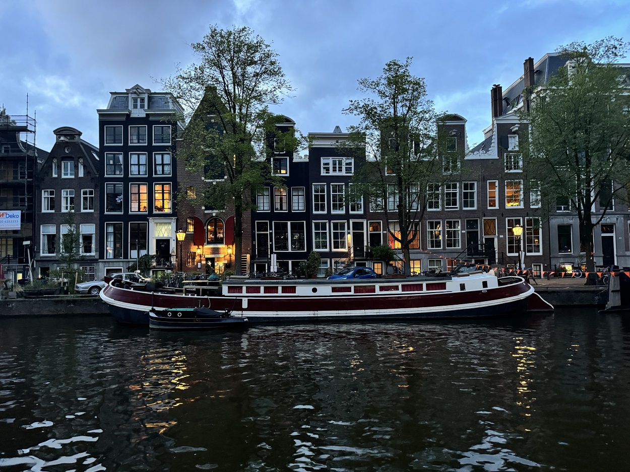 Ночные круизы по каналам Амстердама