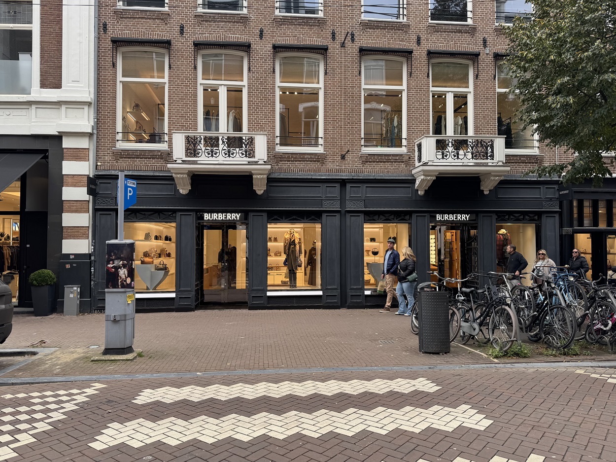 PC Hooftstraat, улица с бутиками в Амстердаме